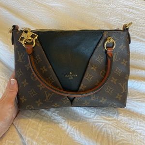 Louis Vuitton V Tote BB
